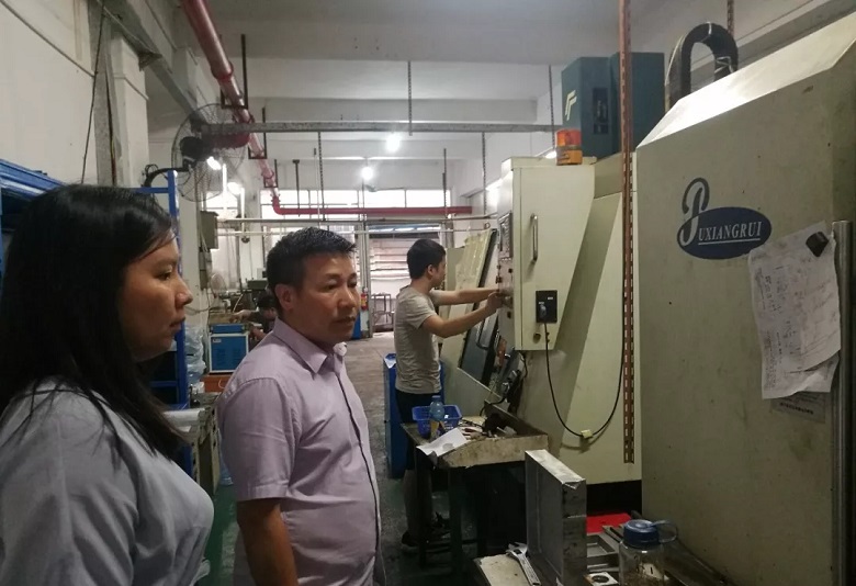 總經理李熙堅現場介紹生產設備